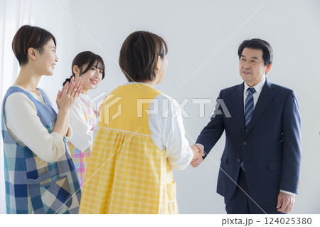 保育士たちと園長先生 124025380