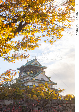 Landscape view of Osaka Castle main keep during autumn season at Osaka ,Japan 124025384