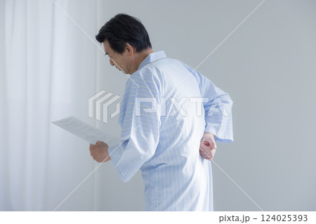 中年男性　人間ドック　　 124025393
