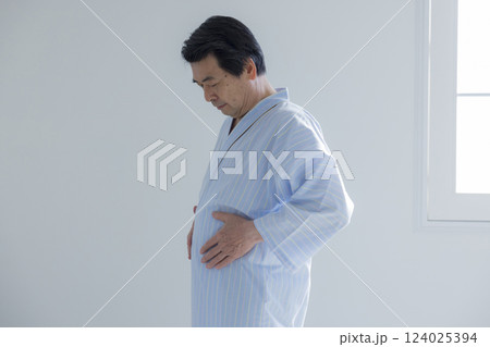 中年男性　人間ドック　　 124025394