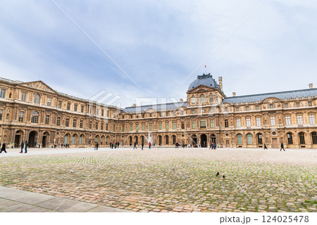 パリ　ルーヴル美術館 124025478