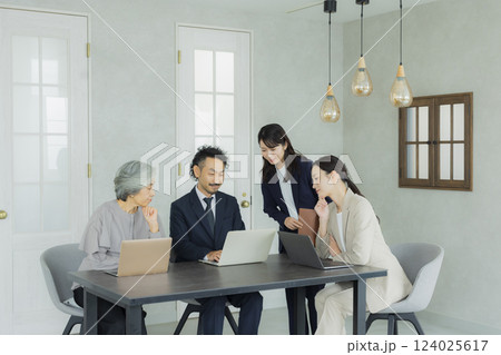 会議する会社員　  124025617