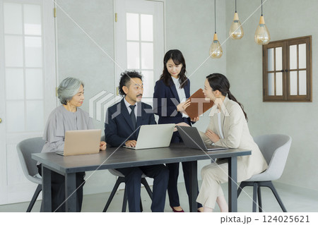 会議する会社員　  124025621