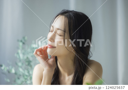 若い女性、ビューティーイメージ　 124025637