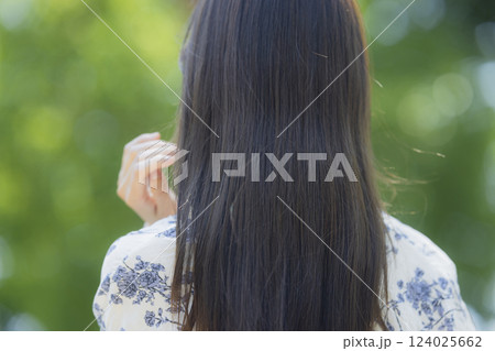 新緑の中の女性 124025662