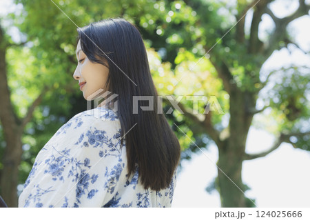 若い女性のポートレート 124025666