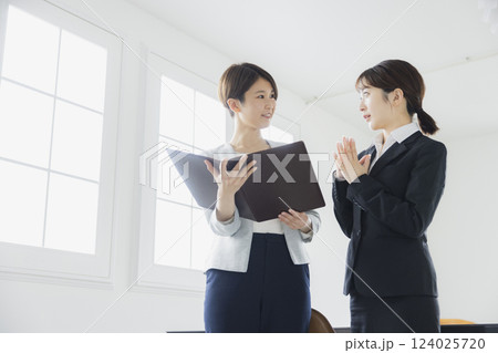 打合せをする女性 124025720