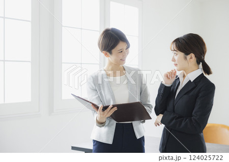 打合せをする女性 124025722