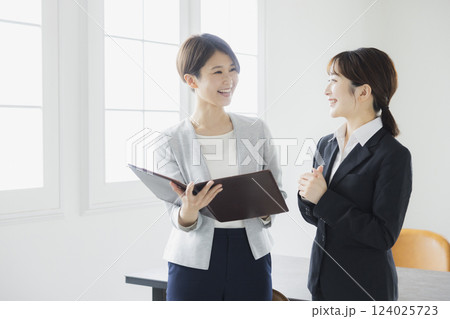 打合せをする女性 124025723