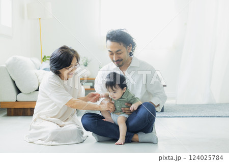 リビングの家族　三世代 124025784
