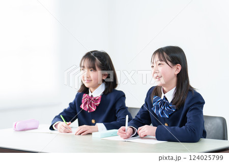 勉強をする女の子 勉強をする女の子 124025799