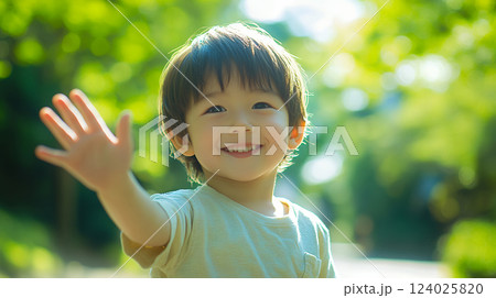 微笑んで手を振る可愛い男の子　AI生成画像 124025820