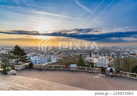 夜明けのパリ　モンマルトルの丘から眺望 124025863