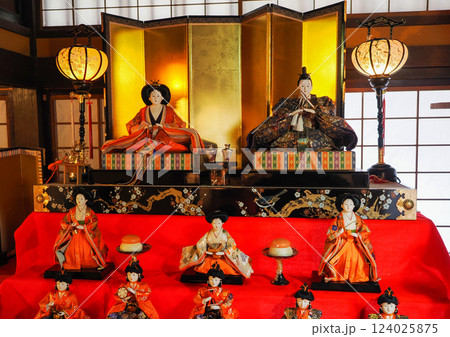 ひな人形のある風景 124025875