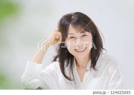 笑顔の50代女性 笑顔の50代女性 124025885