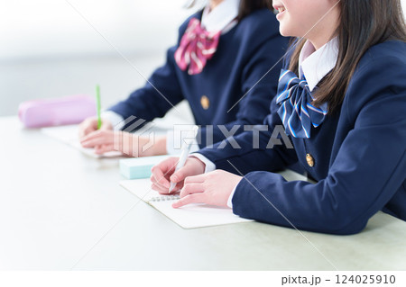 勉強をする学生の手元 124025910