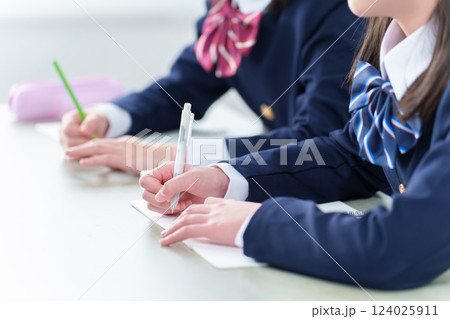 勉強をする学生の手元 124025911