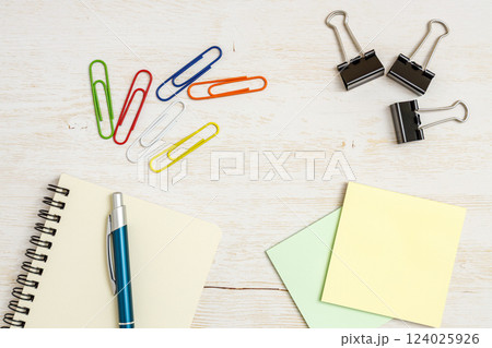 デスク俯瞰｜クリップ,ノート,付箋,ペン 124025926