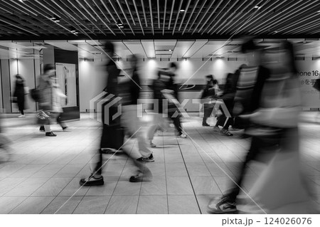 大阪梅田の地下道を歩く人をぶらせて撮影 124026076