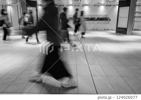 大阪梅田の地下道を歩く人をぶらせて撮影 124026077