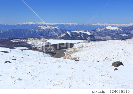 3月の霧ヶ峰　車山から八島ヶ原湿原を望む 124026119