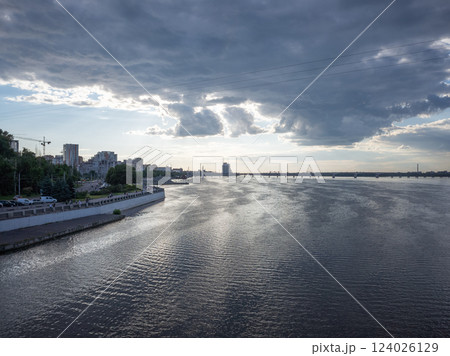 【ウクライナ】東部ドニプロの広大な川と雲が漂う夕刻の風景 【ウクライナ】東部ドニプロの広大な川と雲が漂う夕刻の風景 124026129