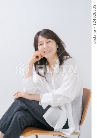 笑顔の50代女性のポートレート 124026335