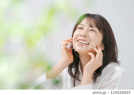 スキンケアをする笑顔の50代女性のポートレート 124026685