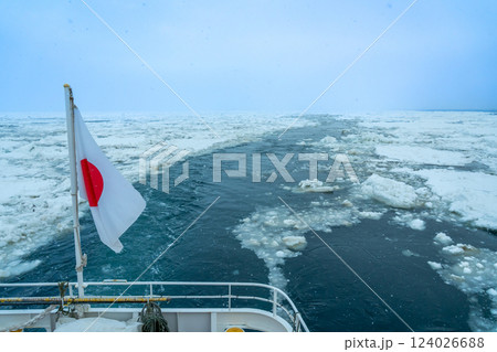 北海道網走市 雪の降る中の流氷観光砕氷船 おーろら号からの流氷 北海道網走市 雪の降る中の流氷観光砕氷船 おーろら号からの流氷 124026688