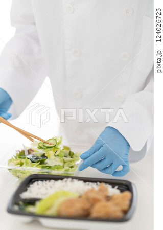 惣菜盛り付ける若い女性 顔無し 惣菜盛り付ける若い女性 顔無し 124026723