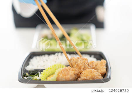食品工場で働く若い女性 顔無し 食品工場で働く若い女性 顔無し 124026729