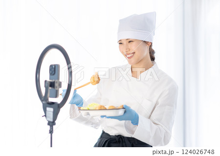 動画配信で料理を作るインフルエンサーの女性 動画配信で料理を作るインフルエンサーの女性 124026748