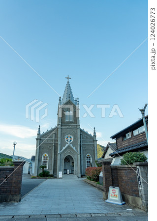 熊本県天草市　世界文化遺産に登録された天草の崎津カトリック教会の夕景 124026773