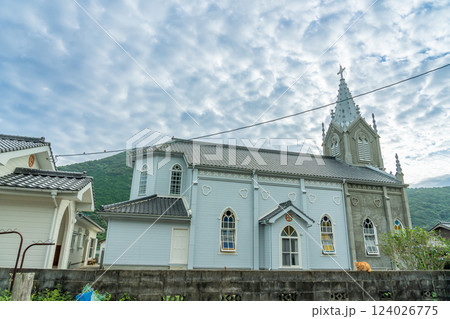 熊本県天草市　世界文化遺産に登録された天草の崎津カトリック教会の朝景 124026775
