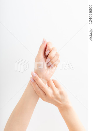 脈拍を測る手元　Taking your pulse 124026800