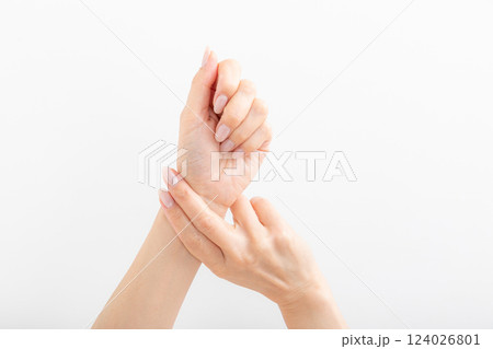 脈拍を測る手元　Taking your pulse 124026801