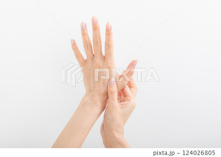 ツボ押しをする手元 pressure points ツボ押しをする手元 pressure points 124026805