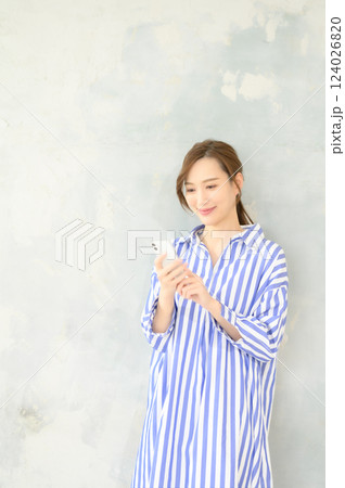 立ってスマホを操作する女性 立ってスマホを操作する女性 124026820