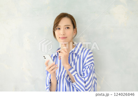 立ってスマホを操作する女性 124026846