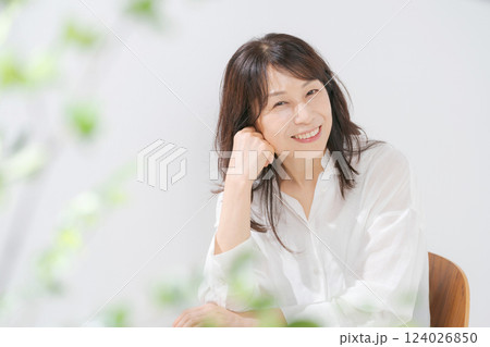 椅子に座る笑顔の50代女性 124026850