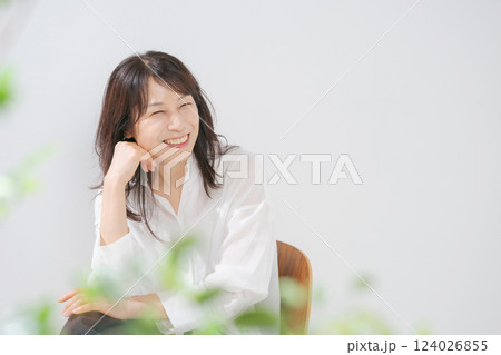椅子に座る笑顔の50代女性 124026855