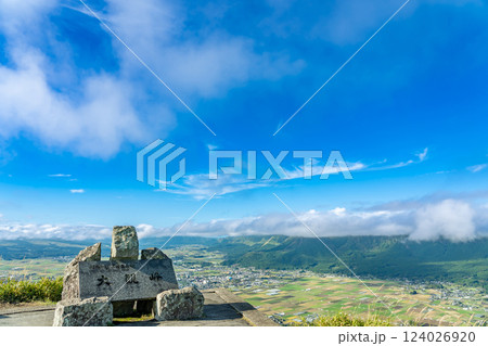 熊本県阿蘇市　秋の大観峰から眺める阿蘇のカルデラと雲海 124026920