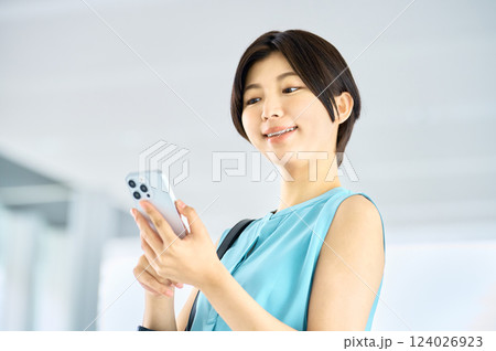 通勤する女性のポートレート 124026923