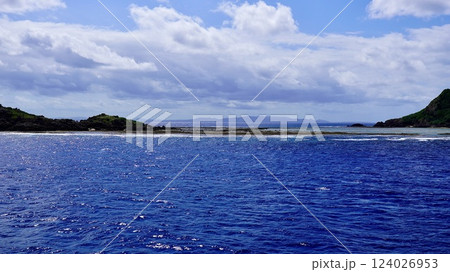 海から見た沖縄県伊是名島 海から見た沖縄県伊是名島 124026953