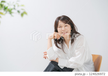 椅子に座る笑顔の50代女性 124026972