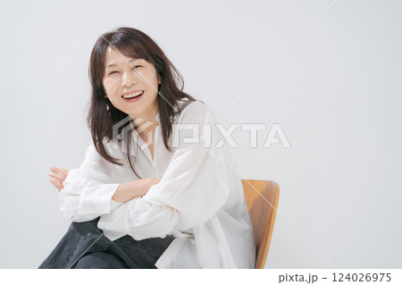 椅子に座る笑顔の50代女性 124026975