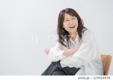 椅子に座る笑顔の50代女性 124026976