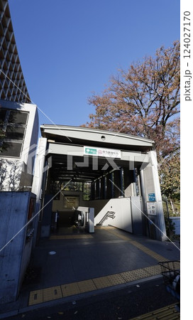 都営地下鉄大江戸線の国立競技場駅A1出入口、エスカレーターが設置 都営地下鉄大江戸線の国立競技場駅A1出入口、エスカレーターが設置 124027170