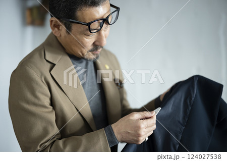 洋服のタグを見る男性 124027538