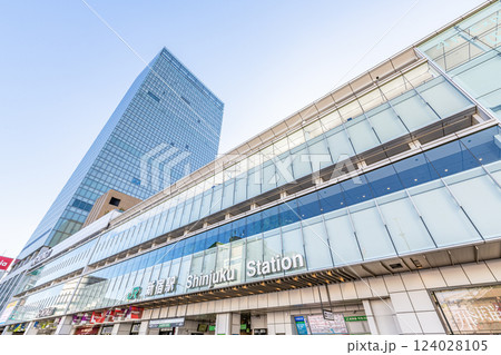 東京都新宿区 快晴のJR新宿駅(甲州街道改札側)から見るJR新宿ミライナタワーとバスタ新宿 東京都新宿区 快晴のJR新宿駅(甲州街道改札側)から見るJR新宿ミライナタワーとバスタ新宿 124028105